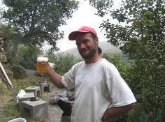 Gr�nmalz-Experiment (KLICK zum BILDERBOGEN), Workshop-Praxisbericht: Radikalrustikale Bierbrau-Revolution in Ligurien - ohne M�lzerei direkt aus Gr�nmalz