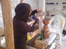 Am Anfang steht das Destillieren der edlen original-ligurischen Hochlagenkruter, wodurch die therischen le und Hydrolate gewonnen werden